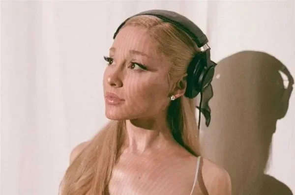 Ariana Grande - Solista - Estados Unidos